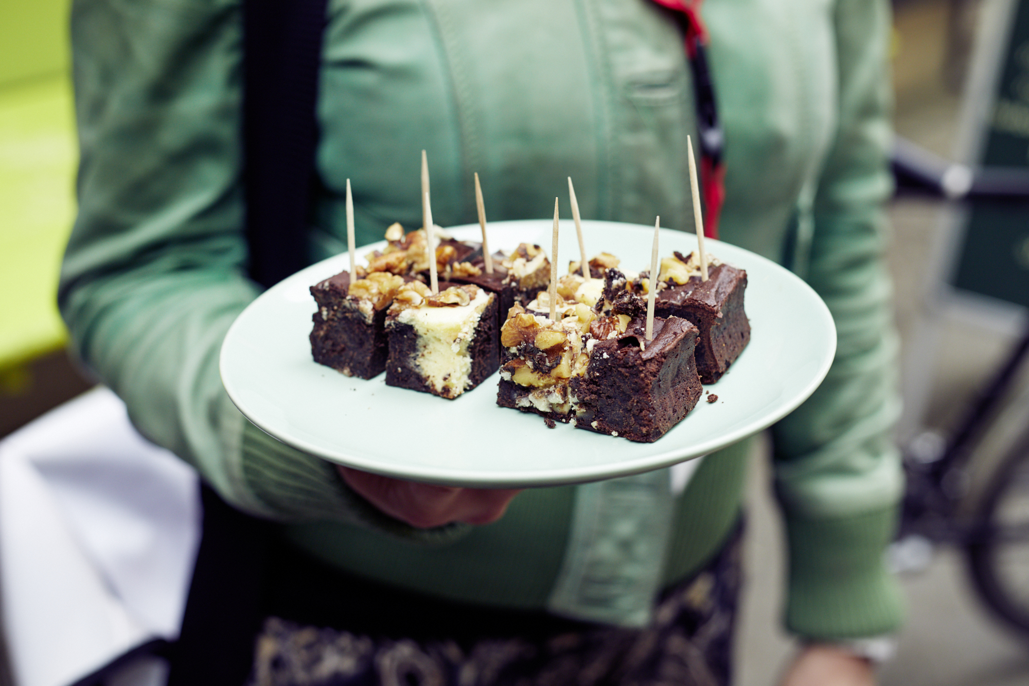 Während eines wunderbaren Betriebsausflugs bot jemand freudig einen Teller Brownies mit Zahnstochern an, jedes Quadrat mit knusprigen Nüssen garniert.