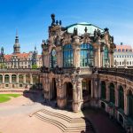 Panoramablick auf den Zwinger in Dresden mit barocker Architektur und einem großen Innenhof unter einem klaren blauen Himmel.