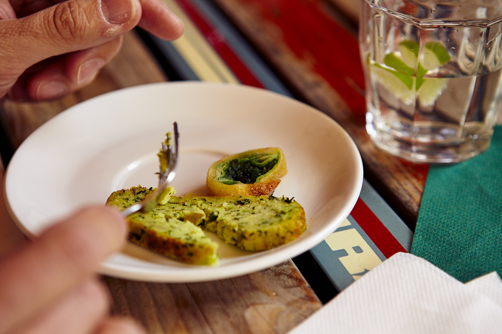 Wer mit der Gabel Kräuterteiggebäck und Kroketten genießt und dazu ein Glas Wasser mit Limette trinkt, taucht in ein wahres Erlebnisgastronomie-Erlebnis ein.