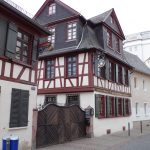 Malerischer Straßenblick mit traditionellen Fachwerkhäusern und Kopfsteinpflaster in einer europäischen Stadt.