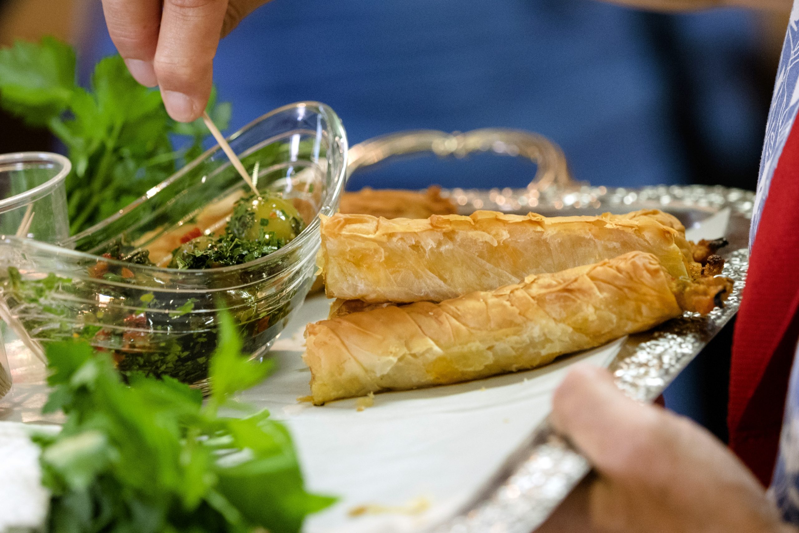 Beim Junggesellenabschied wurden elegant Spinatröllchen mit Dip auf einem silberglänzenden Tablett serviert.