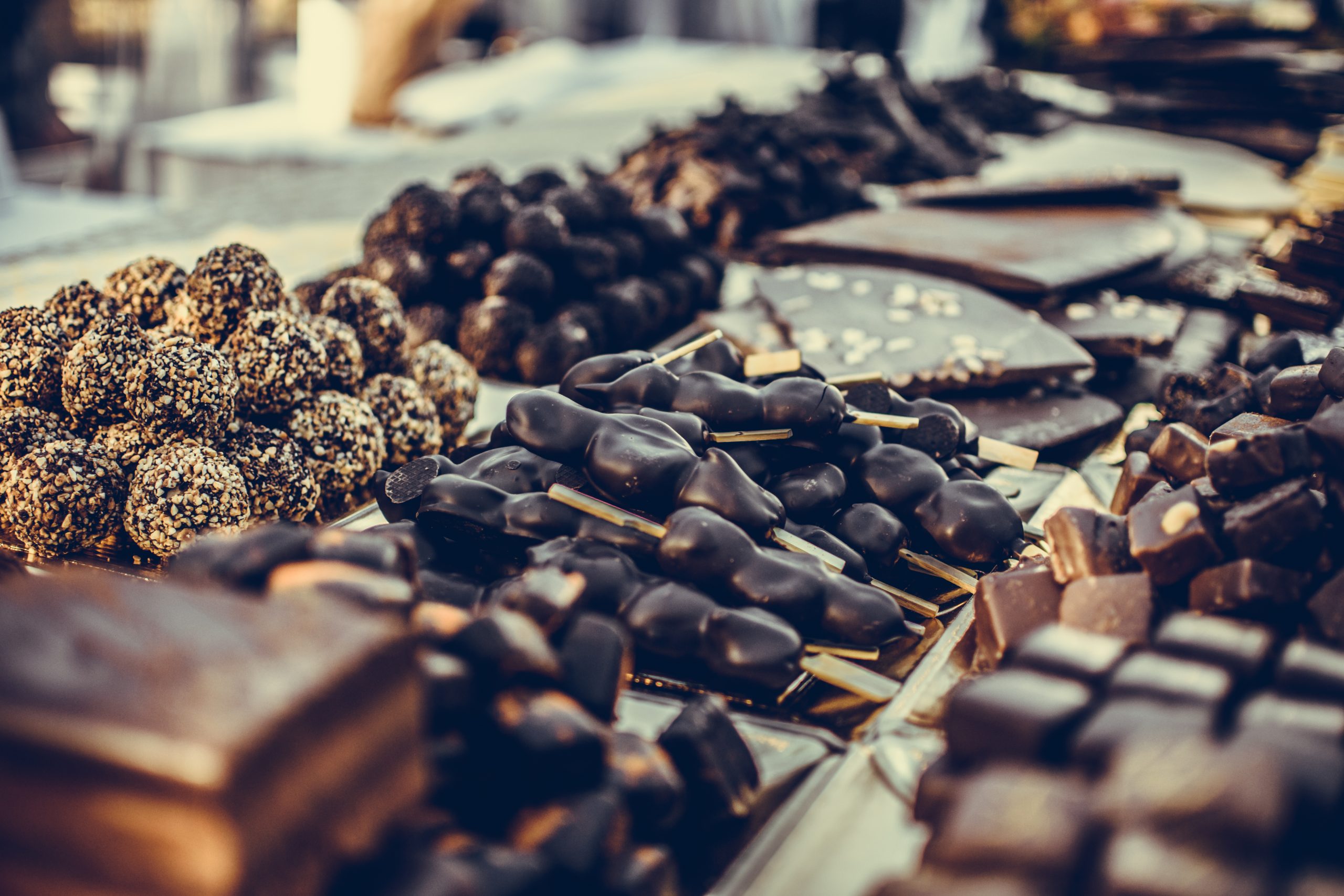 Eine Auswahl an Schokoladendesserts ziert den Tisch bei der Weihnachtsfeier und bietet Köstlichkeiten wie Trüffel und mit Schokolade überzogene Leckereien.