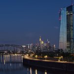 Stadtbild von Frankfurt bei Nacht mit dem Turm der Europäischen Zentralbank und den Brücken über den Main.