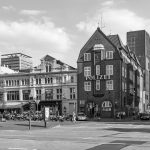 Schwarz-weiße Stadtansicht mit einem Polizeigebäude inmitten der urbanen Architektur von St. Pauli, die das Wesen Hamburgs auf einer Historischen Tour einfängt.