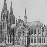 Schwarzweißfoto einer großen gotischen Kathedrale mit verschlungenen Türmen und detaillierter Architektur, das die Essenz der Kölner Altstadt einfängt. Dieses Bild weckt den Reiz einer historischen Tour durch die Zeit und erinnert an die reichhaltige Erzählkunst von GEO EPOCHE.