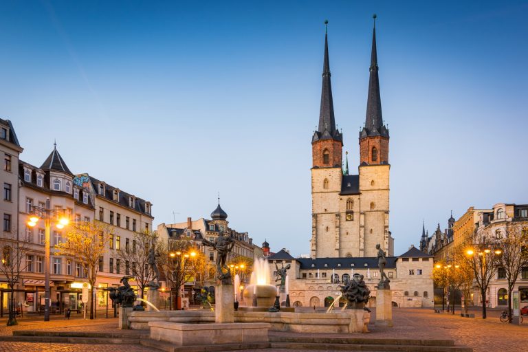 Die Stadt Halle Saale in der Dämmerung am Abend