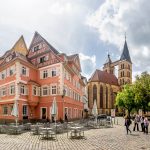 Panoramablick auf den Europaplatz in Esslingen mit farbenfrohen historischen Gebäuden und einer Kirche unter einem bewölkten Himmel.