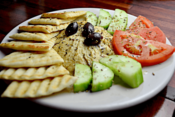 Hummus mit Tomaten, Gurken und Brot